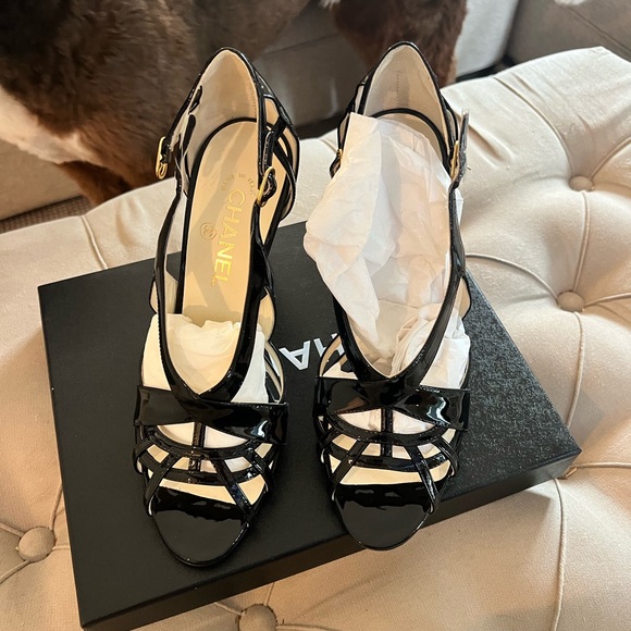 CHANEL BLACK PATENT LEATHER STRAPPY SANDALS HEELS PUMPS size 40 NWT - Picture 5 of 8